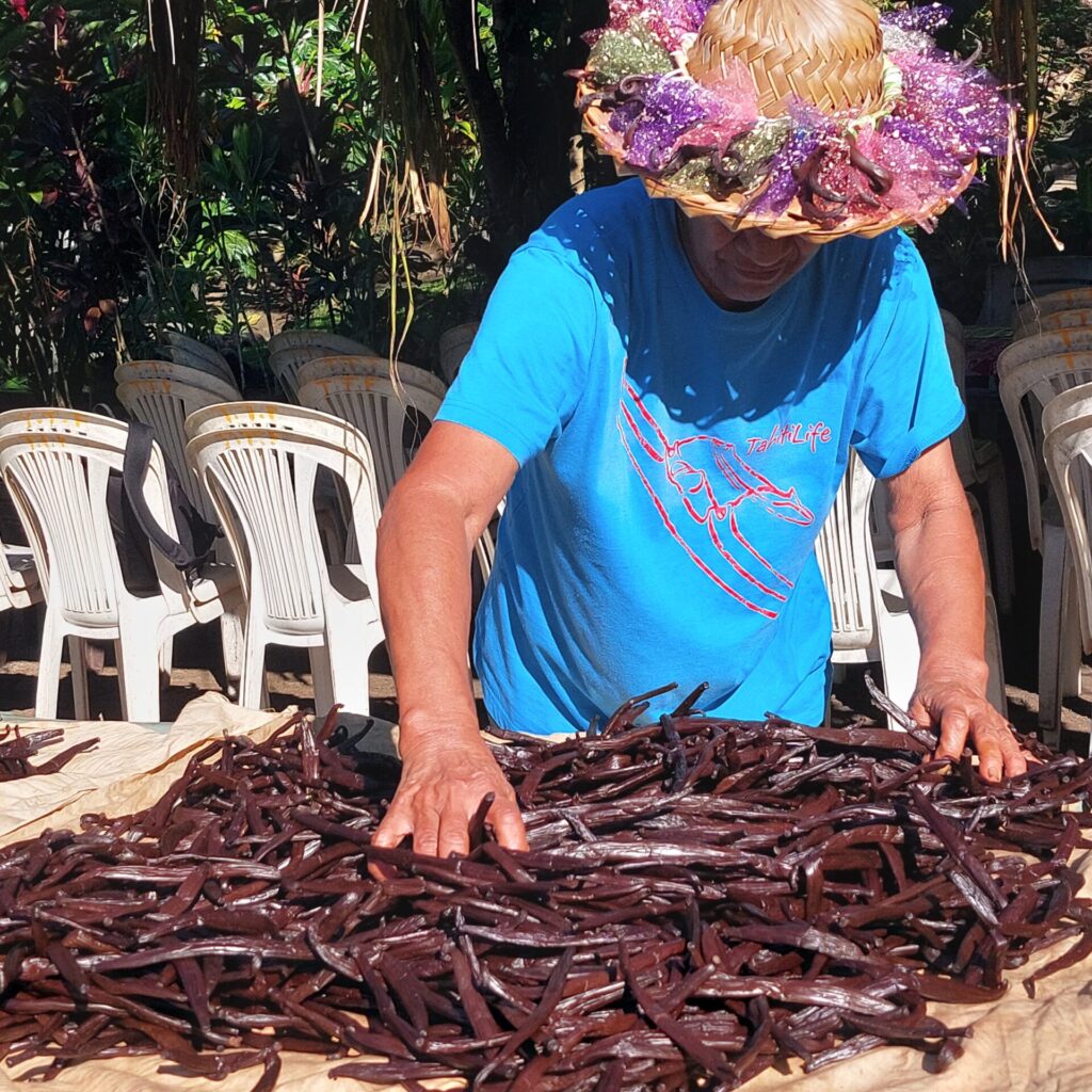 Visite avec Papa zoulou adventures : séchage de la vanille à Tahaa